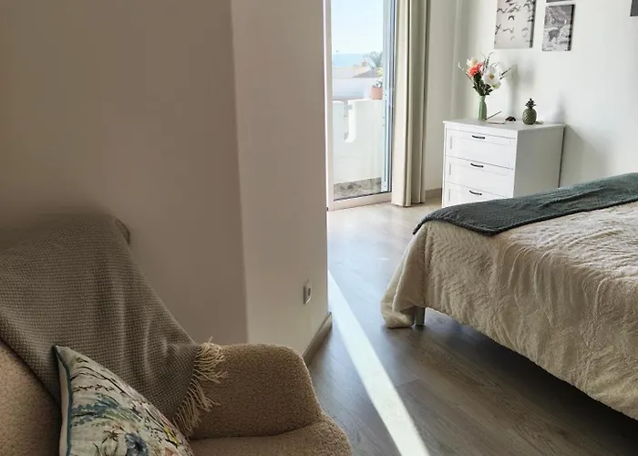 Casa 4 Quartos Espaçosa, Vista Mar A 500mts Da Guia (Faro)