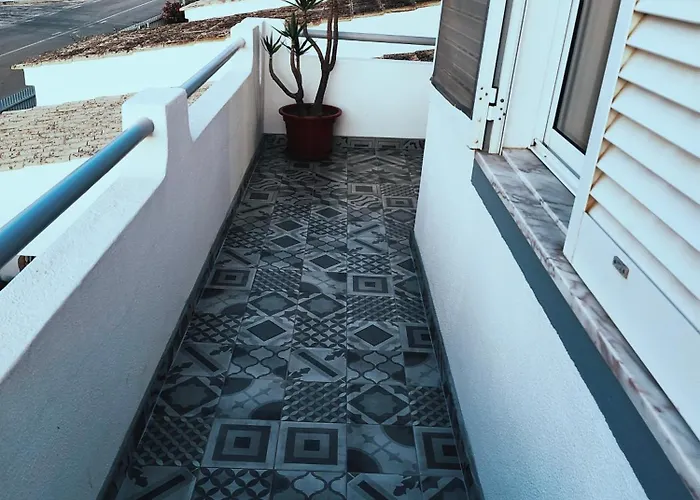 Casa 4 Quartos Espaçosa, Vista Mar A 500mts Da Casa de Férias Guia (Faro)