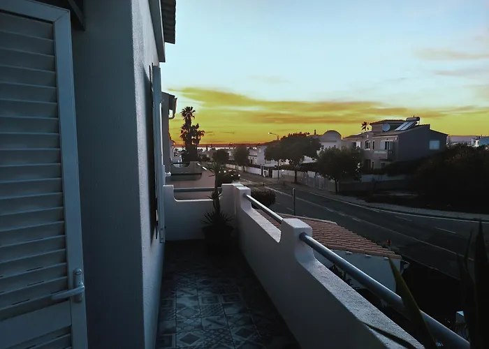 Casa 4 Quartos Espaçosa, Vista Mar A 500mts Da Guia (Faro)