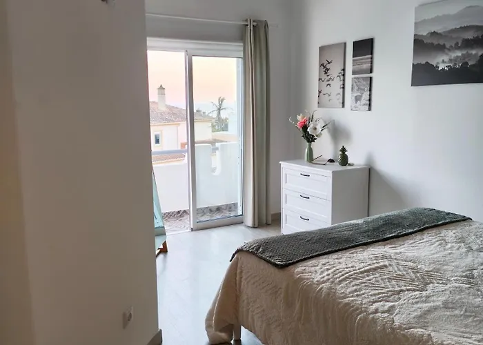 Hébergement de vacances Casa 4 Quartos Espaçosa, Vista Mar A 500mts Da Guia (Faro)